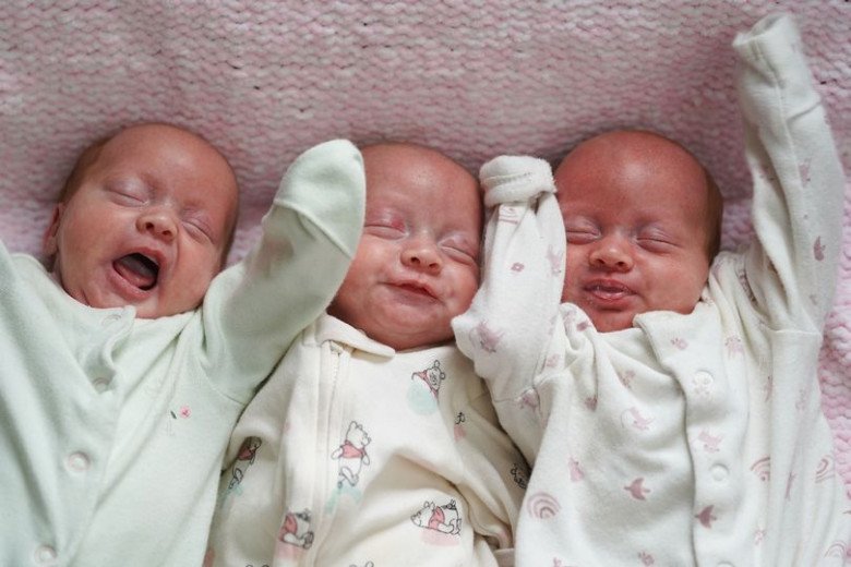 Người mẹ may mắn khi mang thai 3 giống hệt nhau, 200 triệu ca mới có một - 3