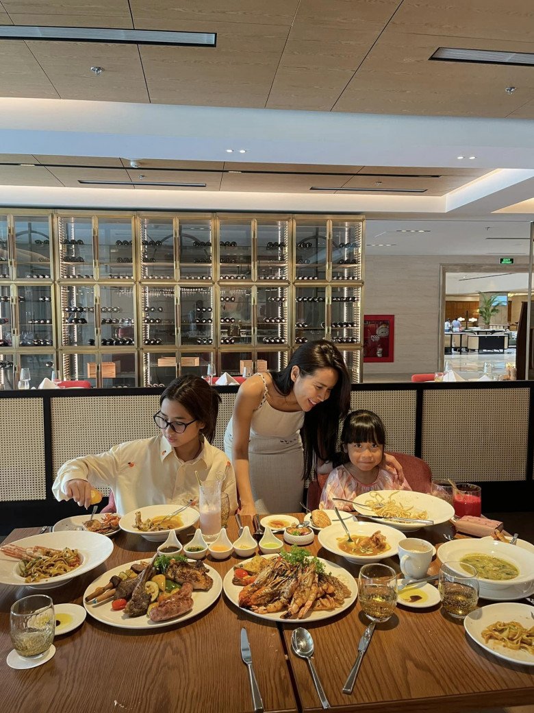 Sao Việt 24h: Ái nữ nhà Khánh Thi trổ tài nhảy múa quá sành, đến mẹ ruột cũng phải há hốc mồm vì bất ngờ - 5