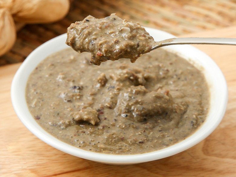 Nhiều người nội trợ mua cua xay sẵn về chế biến, việc làm này tiềm ẩn nguy cơ ngộ độc rất lớn. (Ảnh minh họa)