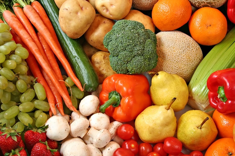 Nếu không thích ăn rau và trái cây, bạn sẽ dễ thiếu vitamin C, từ đó ngăn cản quá trình tổng hợp collagen trong cơ thể. Cơ thể thiếu vitamin C cũng dễ khiến da không đủ sức để chống lại những tác động của tia cực tím.
