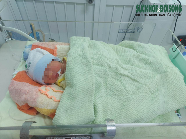 Con của sản phụ được chuyển về hồi sức tại Khoa Cấp cứu Hồi ức tích cực - Chống độc và Bệnh lý sơ sinh