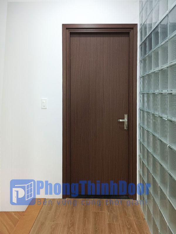 Mẫu cửa Composite phẳng màu nâu vân gỗ