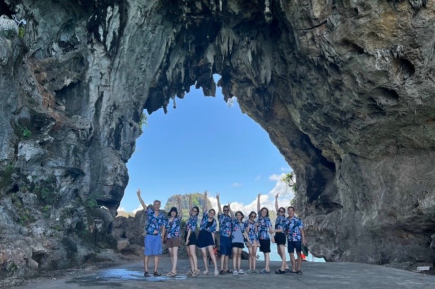 Check in Đảo Thủng. Ảnh: QUANG TRẦN