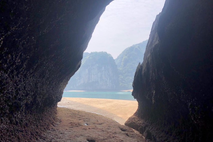 Cùng những hang động nhỏ. Ảnh: QUANG TRẦN