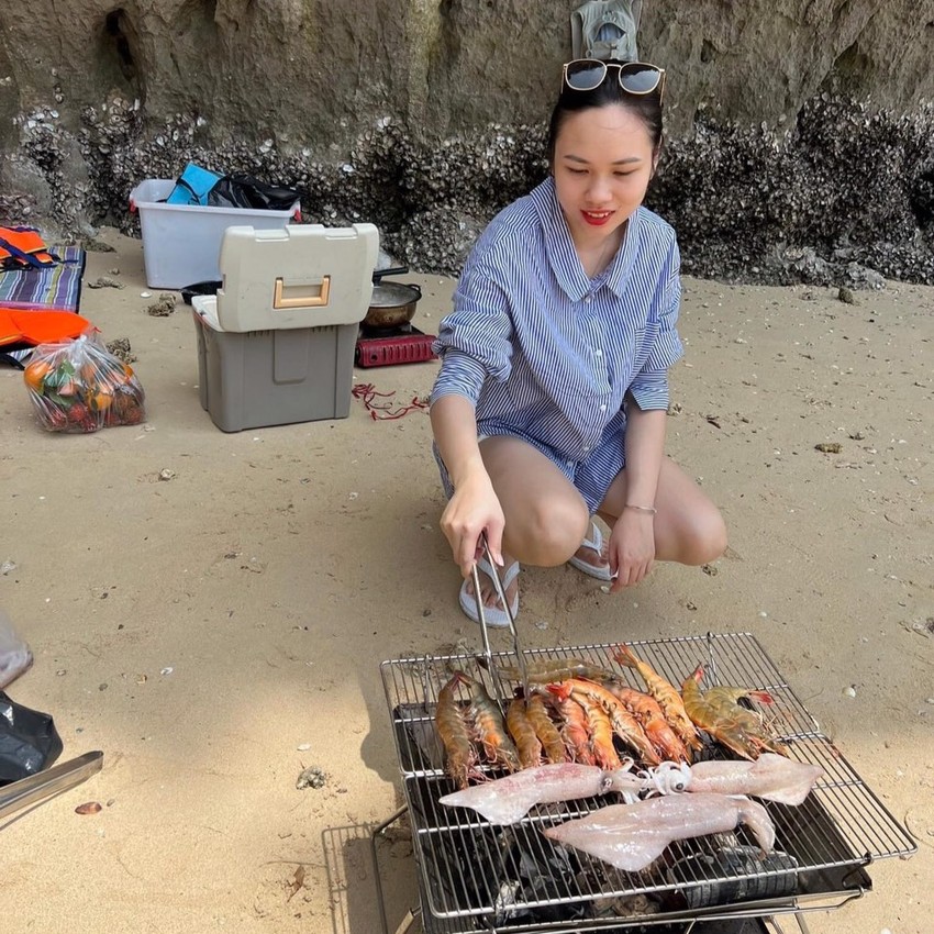 Tổ chức tiệc nướng ngay trên bờ biển. Ảnh: QUANG TRẦN