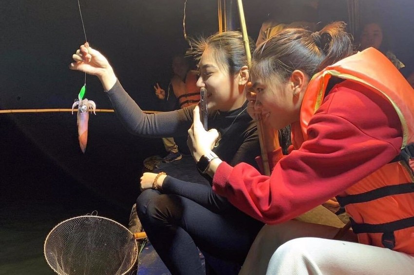 Trải nghiệm câu mực. Ảnh: QUANG TRẦN