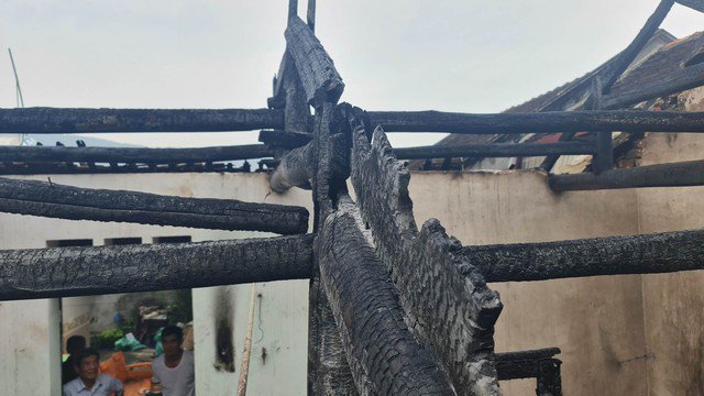 Khung gỗ ngôi nhà bị cháy đen.