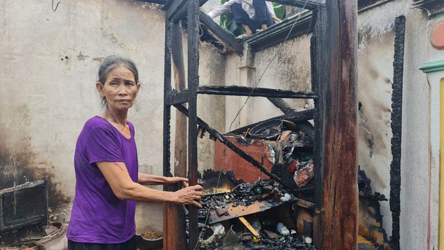 Ngọn lửa phát ra từ tủ quần áo, sau đó bùng lên dữ dội, thiêu rụi gần như toàn bộ đồ đạc.