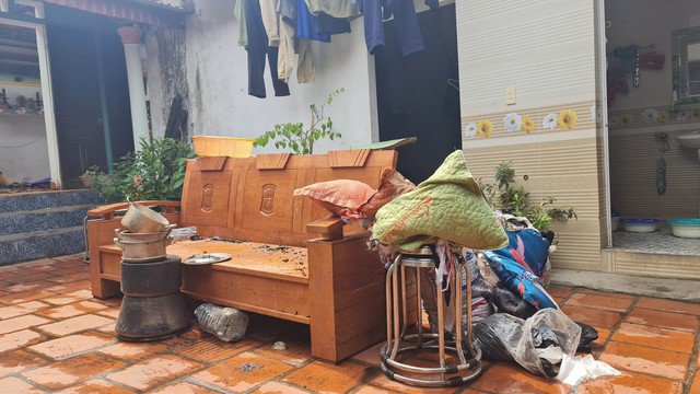 1 số vật dụng còn sót lại được mọi người đưa ra ngoài