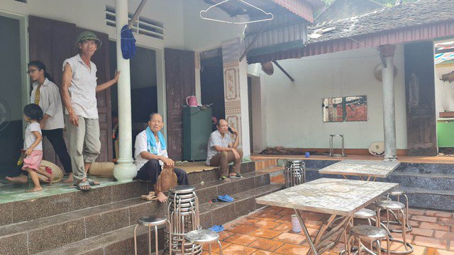 Người thân hoang mang, lo lắng không biết nguyên nhân cháy từ đâu.