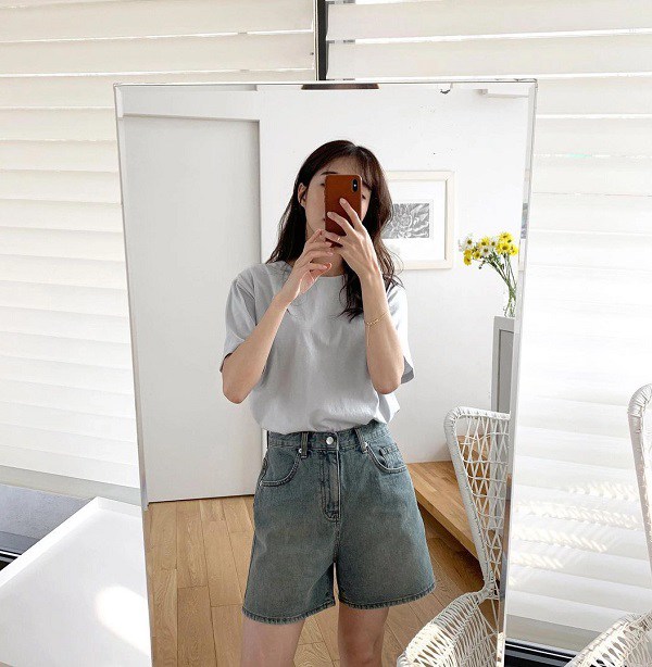 4 kiểu áo amp;#34;hợp cạamp;#34; với quần short jeans, chị em nên mua gấp - 4