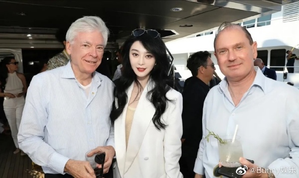 Cô được các quan khách quốc tế rất quý mến.