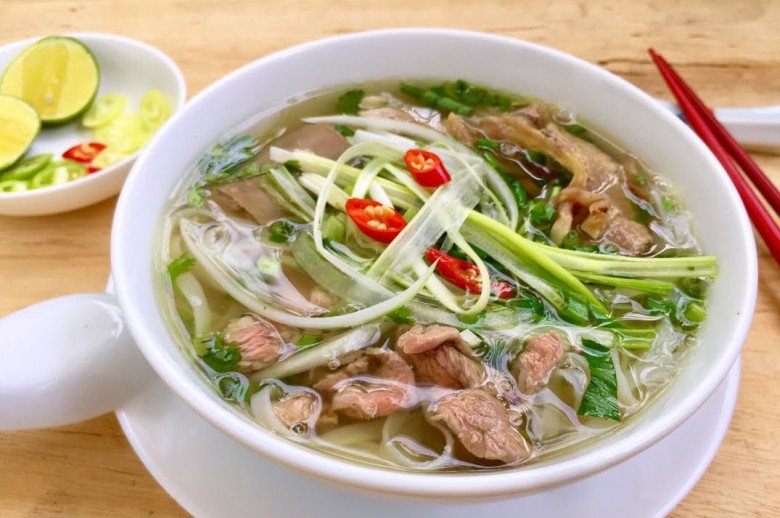 Ăn bún, phở buổi sáng sẽ cung cấp được lượng nước đáng kể cho cơ thể. (Ảnh minh họa)