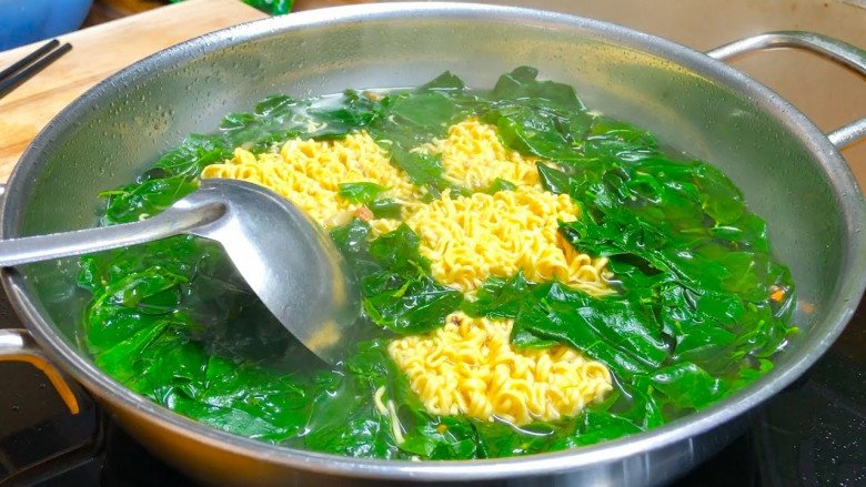 TS Từ Ngữ cho rằng, khi ăn mỳ tôm nếu không nêm mặn, ăn kèm thêm rau thì không lo bị nóng.  