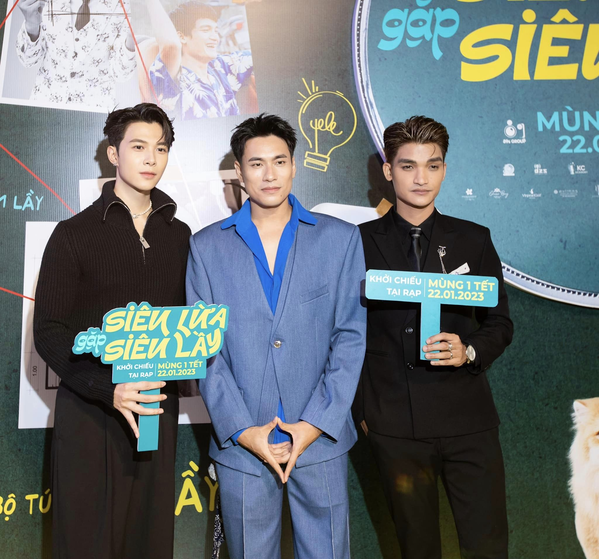 Đứng cạnh 2 sao nam trẻ tuổi, Kiều Minh Tuấn gây ấn tượng với sức hút riêng.