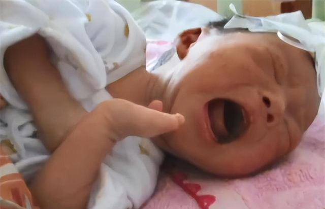 Kỳ tích: Em bé sơ sinh sống sót sau 8 ngày trong nhà xác nhờ... trần nhà dột - 2