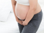 Bà bầu - Bị vỡ ối trên đường chuyển viện, mẹ bầu 28 tuần phải khép chân giữ con lại vì sợ đẻ rơi