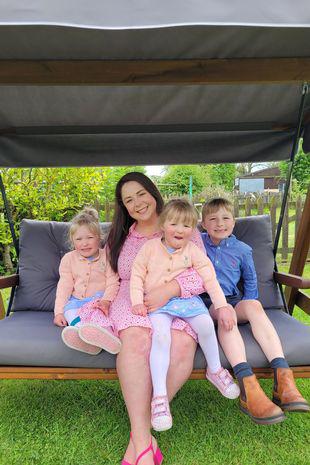 Người mẹ hạnh phúc bên 3 người con. Có thêm hai cô con gái là niềm vui bất ngờ của gia đình.