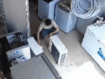 Clip: Cục nóng điều hòa bất ngờ phát nổ khi đang sửa chữa