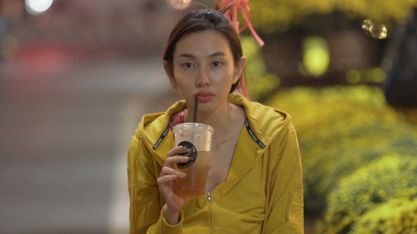 Cô nàng trải nghiệm nhiều công việc khác nhau trong Đu Đêm.