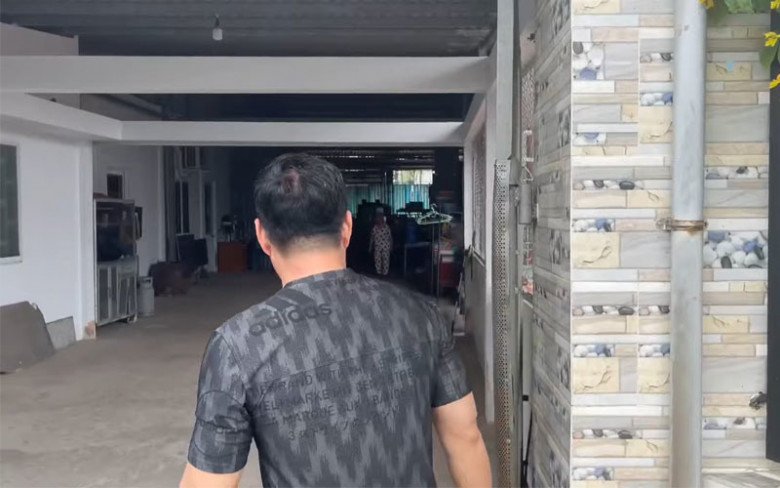 Cổng nhà và khu để xe ngay bên hông biệt thự rộng lớn. (Ảnh: Chụp màn hình)