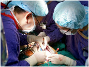 Bà bầu - Người phụ nữ mang thai chỉ vài tuần sau khi được cấy ghép tử cung của mẹ đẻ