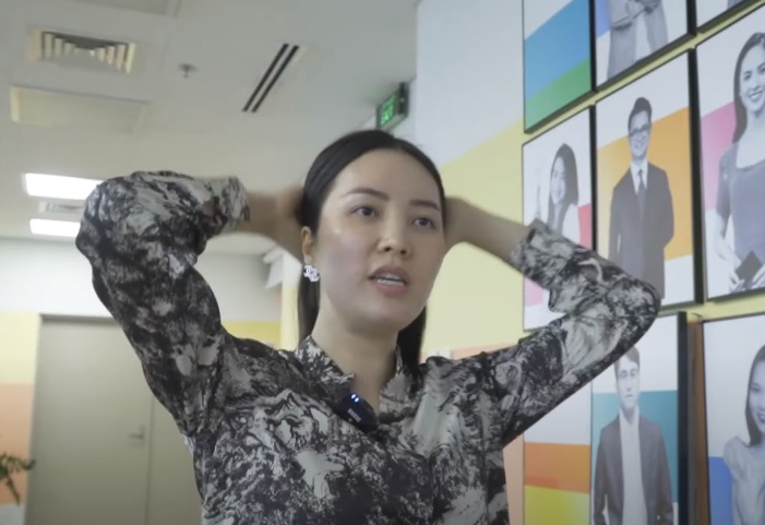 Cô bận rộn đến nỗi được ghi hình mà quên mất trên mặt mình không có chút phấn son nào.