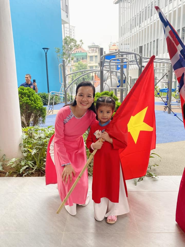 Dù có nhiều công việc bận rộn xong mẹ bỉm 4 con luôn tìm ra phương pháp để cân bằng giữa việc nuôi dạy con cái và công việc.