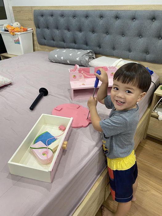 Cậu con trai út với những trò đùa đầy nghịch ngợm. Nhiều khi cũng bướng bỉnh không nghe lời.