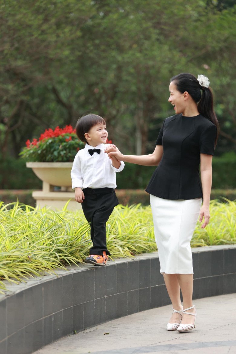  Nữ MC có cách dạy, giúp các con phát triển toàn diện.