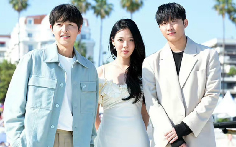 Nam tài tử chụp hình cùng các bạn diễn. Sau khi dự Cannes, Song Joong Ki nói sẽ về chăm sóc vợ vì bà xã anh sắp sinh.
