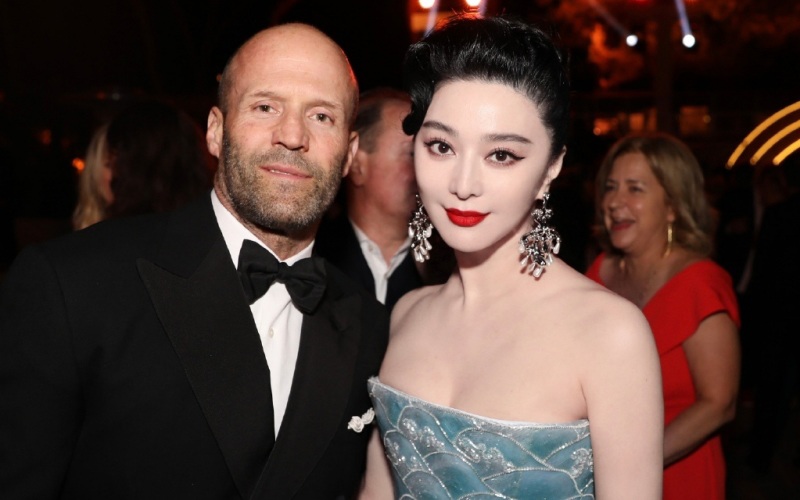 Phạm Băng Băng tươi tắn khi chụp cùng tài tử Jason Statham.
