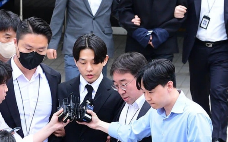 Đại diện của văn phòng công tố viên quận trung tâm Seoul cho biết họ quyết định xin lệnh bắt giữ "Ảnh đế trẻ nhất xứ Hàn" cùng đồng phạm.
