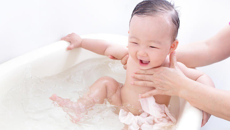 Tắm rửa cho trẻ thường xuyên giúp cơ thể mát, làm sạch da, thông thoáng các lỗ chân lông. Có thể sử dụng thuốc tím pha loãng, sữa tắm để tắm cho trẻ. Không nên sử dụng các loại xà phòng hoặc sữa tắm có độ pH không phù hợp với làn da của bé
