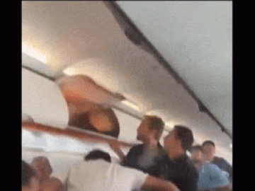 Clip: Thuốc lá điện tử bốc cháy trên máy bay, hành khách sợ hãi la hét