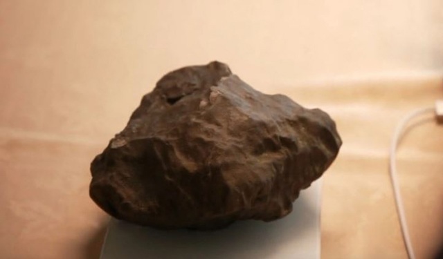 Đang ngồi uống cafe thì viên đá từ trên trời rơi xuống trúng nhà, người đàn ông amp;#34;cười phớ lớamp;#34; vì trúng số - 3