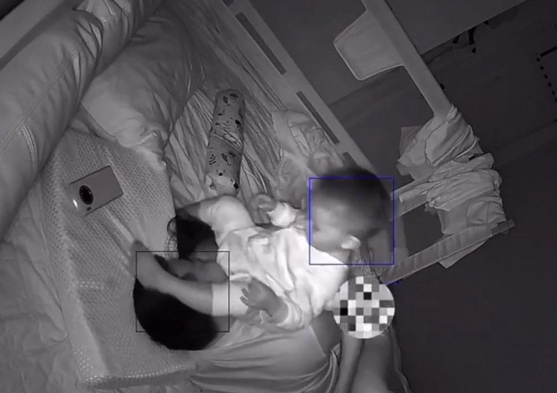 Đợi con ngủ say, cặp vợ chồng quay sang ôm nhau, em bé liền có hành động ai cũng bật cười - 5