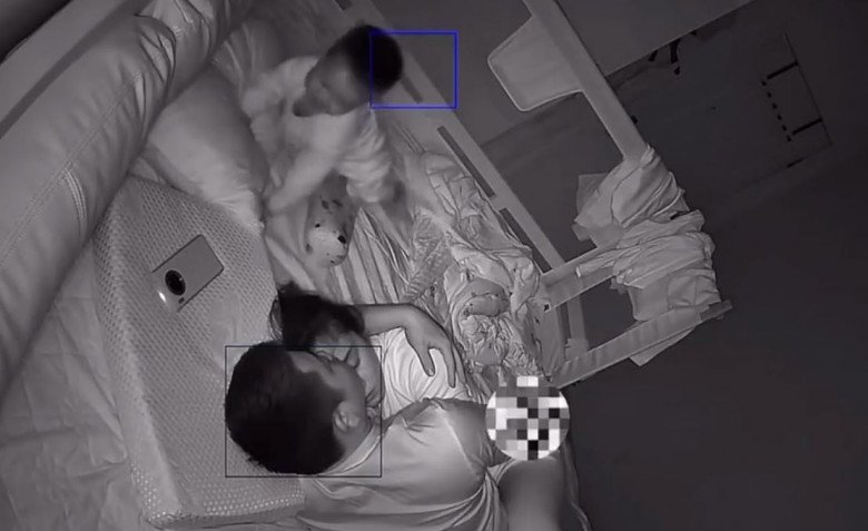 Đợi con ngủ say, cặp vợ chồng làm hành động khiến nhiều người đỏ mặt, em bé cũng tức giận - 1