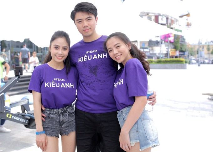 Cô nàng cùng chị dâu - ca nương Kiều Anh và anh trai của mình tham gia một show thực tế.