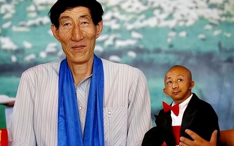 Ông Bào Hỷ Thuận (SN 1951) là một nông dân sống ở Nội Mông, Trung Quốc. Với chiều cao tự nhiên 2m36, vào năm 2005, ông được sách Kỷ lục Guinness Thế giới công nhận là người đàn ông còn sống cao nhất hành tinh.
