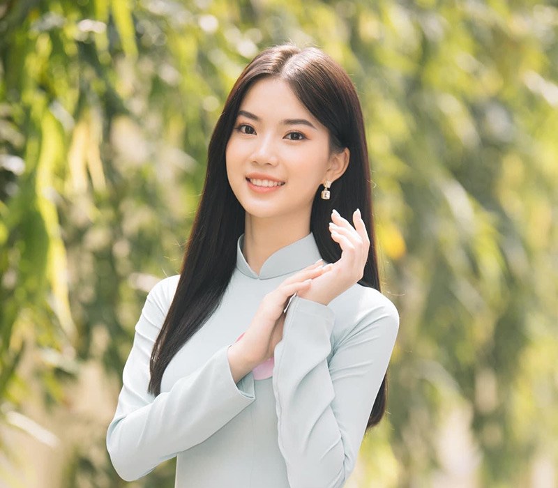 Người đẹp quê Bắc Giang, sinh năm 2003, học ngành Kinh tế quốc tế bằng tiếng Anh, từng giành danh hiệu Á khôi 1 Duyên dáng Ngoại thương 2022.

