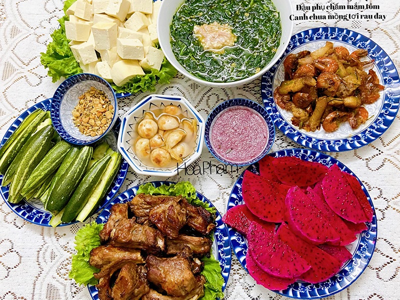 Lặc lè luộc- Ba chỉ rang tôm - Sườn nướng BBQ - Đậu phụ chấm mắm tôm - Canh cua mồng tơi rau đay.
