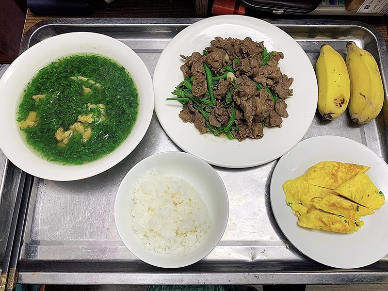 Thông thường những bữa cơm cữ anh Dương nấu cho vợ đều có từ 1-2 món rau, 2 món mặn, canh và hoa quả tráng miệng theo mùa.
