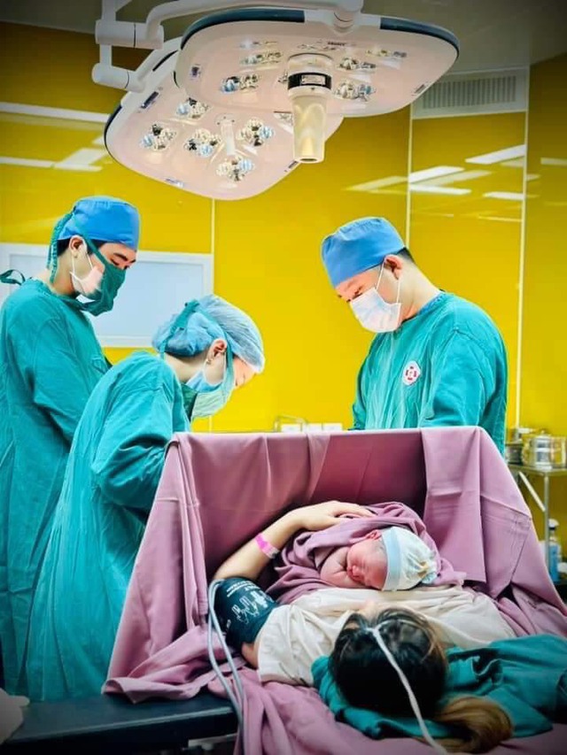 Bé gái sơ sinh với vòng cổ đặc biệt chào đời nặng 2,800 gram