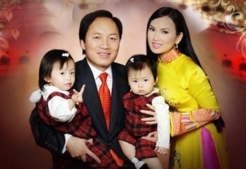 Giàu có nhưng vợ chồng ca sĩ Hà Phương và tỷ phú Chính Chu chuyên tâm vào xây dựng tổ ấm hạnh phúc gia đình, nuôi dạy con và làm từ thiện được nhiều người ngưỡng mộ.
