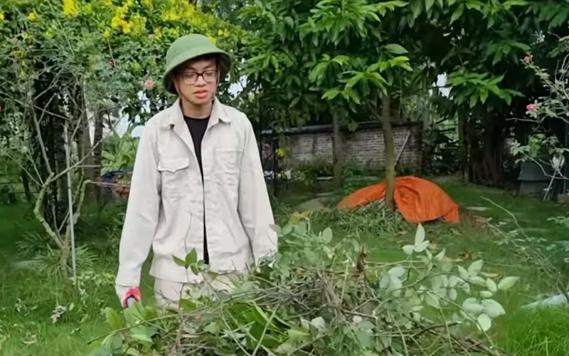 Còn Minh Bủm nhận định: "Dù mới đầu chúng tôi rất ngại nhưng sau đó được bố tôi động viên. Và sau buổi làm vườn này chúng tôi nhận thấy một điều rất tâm đắc: Đó là làm vườn rất vất vả!"
