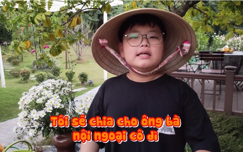 Bi Béo cho biết đi thu hoạch dưa lê và nói: 'Vườn dưa của tôi cũng to mà, thế nên thu hoạch xong tôi sẽ chia cho ông bà nội ngoại, cô dì chú bác họ hàng các kiểu. Nếu còn thừa tôi sẽ bảo bố mẹ tôi chia cho các bác hàng xóm và mang ra chợ bán'.
