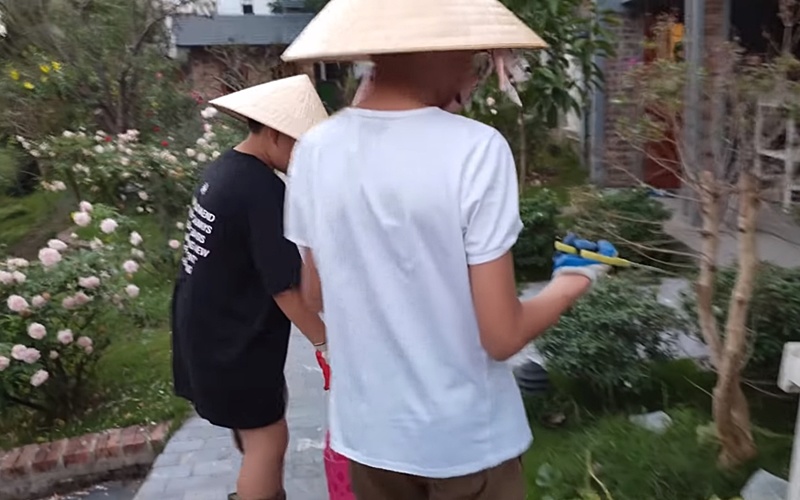 Bi Béo và anh trai Minh Bủm đội nón, mang các dụng cụ làm vườn, hóa thành "người nông dân" và đi ra vườn thu hoạch dưa.
