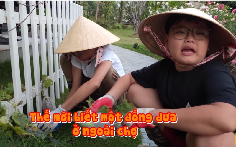 Quý tử nhà Xuân Bắc đã thổ lộ: "Tôi cảm thấy là cả 2 tháng mới được có 2 quả bé tí như thế này, thế mới biết để có một đống dưa ở ngoài chợ thì người nông dân vất vả thật... Nhưng nói gì thì nói trong lòng vẫn cảm thấy hân hoan vui sướng".
