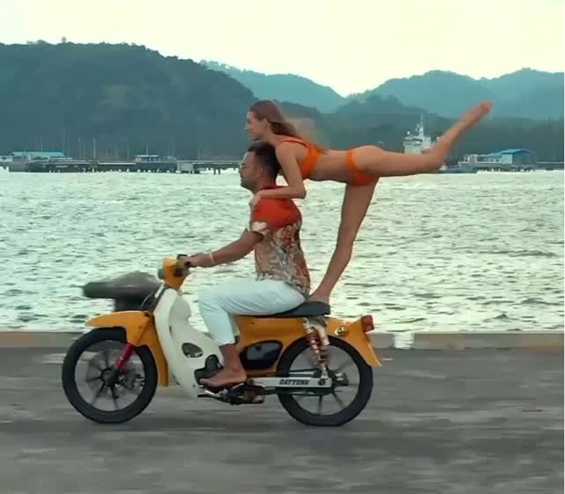 Trước đó, MXH Việt Nam từng lên án cặp đôi người ngoại quốc đến Việt Nam và biểu diễn trên xe máy. Trong đó, cô gái mặc áo tắm tạo dáng diễn xiếc.
